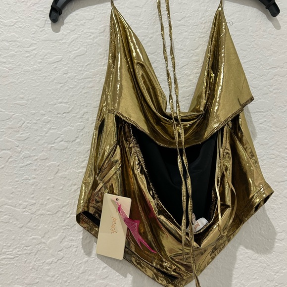 💰PRICE ⬇️ 
 PEACH • Metallic Gold Halter Top • XL - Picture 3 of 9